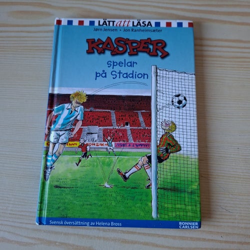 Kasper spelar på Stadion av Jörn Jensen, 2006. Lättläst