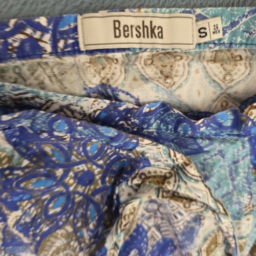 Mönstrade byxor från Bershka och ljusblått linne från Joe Fresh
