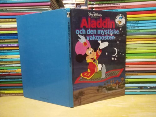 Walt Disney presenterar Aladdin och den mystiske vaktpost. Kalle Ankas bokklubb