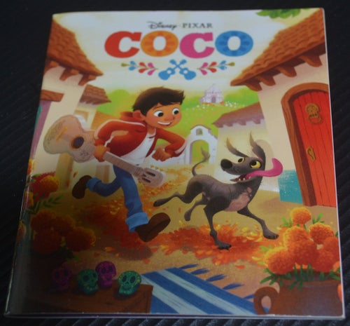 Liten bok Disney Pixar Karrusell förlag COCO