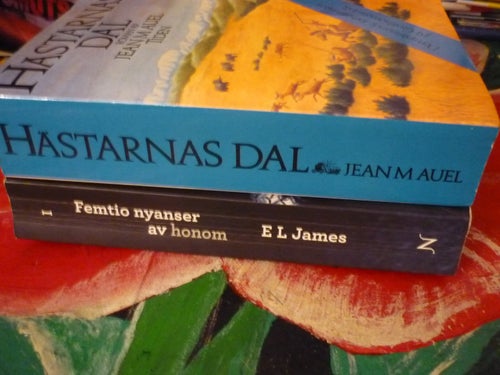 BOK, 2 STYCKEN BÖCKER, E L JAMES: FEMTIO NYANSER AV HONOM, AUEL: HÄSTARNAS DAL