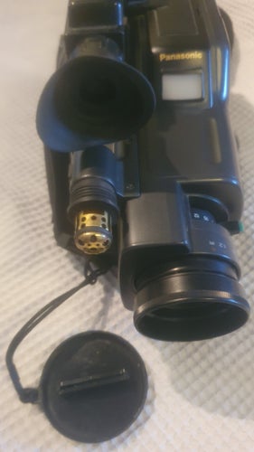Videokamera PANASONIC NV MC20 VHS-C med rem, laddare och batteri.