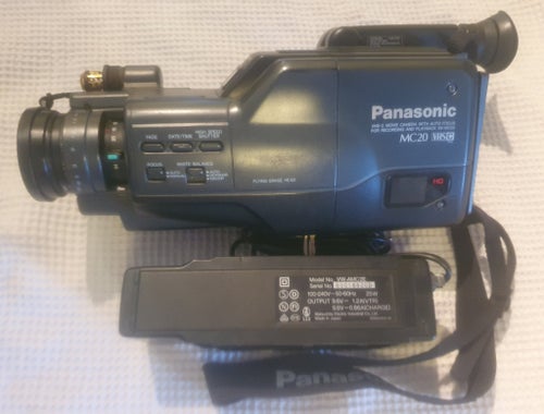 Videokamera PANASONIC NV MC20 VHS-C med rem, laddare och batteri.