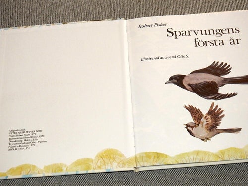 Sparvungens första år av Robert Fisker Inbunden bok. Opal. 1979