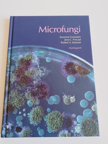 Microfungi av Suzanne Gravesen, Jens C. Frisvad och Robert A. Samson