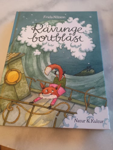 Rävunge bortblåst av Frida Nilsson, 2023