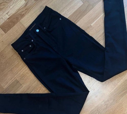 Helt nya -högmidjade - Hightop Tilde - svarta - Jeans från Nudie strl 27”/30”