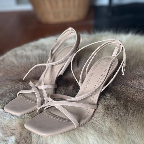 Bershka sandaletter, beige. Stl 40