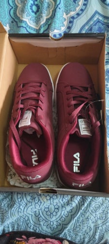 Fila sneakers i vinrött, storlek 44.5