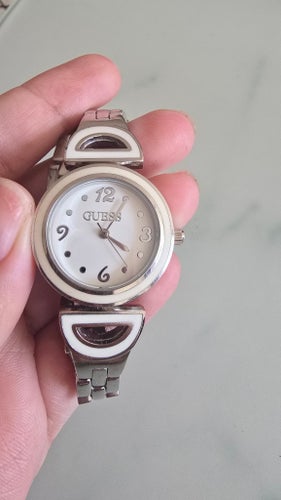 Guess Damklocka i silver med vit urtavla