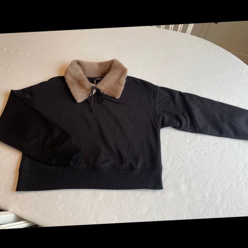 Croppad sweatshirt med pälskrage. Divided stl xs
