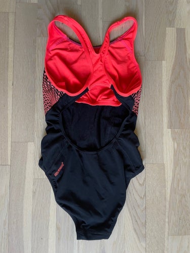 Svart och röd Speedo baddräkt i storlek XXS/32