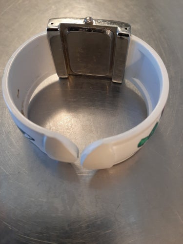 Klocka, vit med rosmotiv