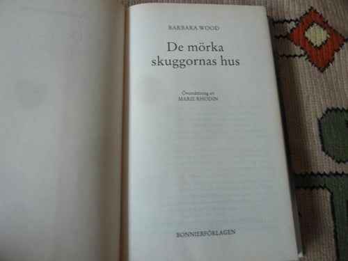 DE MÖRKA SKUGGORNAS HUS, B. WOOD, 1997,  BÖCKER