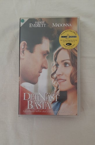DET NÄST BÄSTA. VHS. DRAMA/KOMEDI. ÅR 2000. MADONNA.
