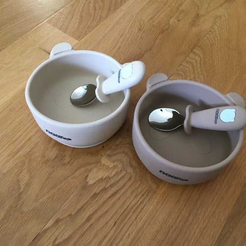 2 silikonskål med sugpropp