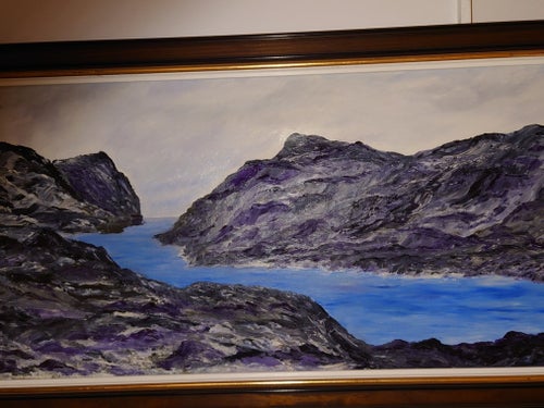 CECILIA OLSSON-79, OLJA PÅ DUK, HÖGA KUSTEN, MÅTT INKL RAM 103,5 x 55 CM.
