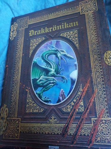 Bok Drakkrönikan Bonnier Carlsen Höjd 31,5 cm/Bredd 23,5 cm