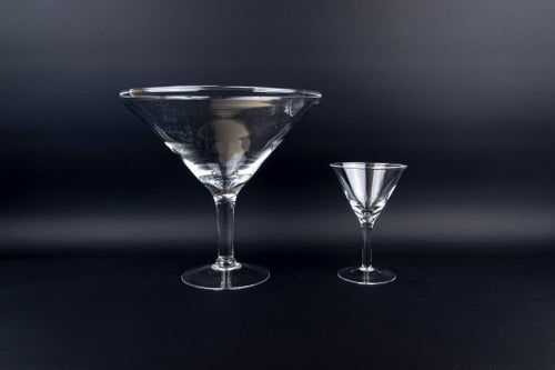 2st Vintage Martini Glas, ett vanligt och ett komiskt stort. Fint skick!