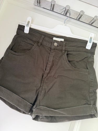 H&M mörkgröna shorts, storlek EUR 36