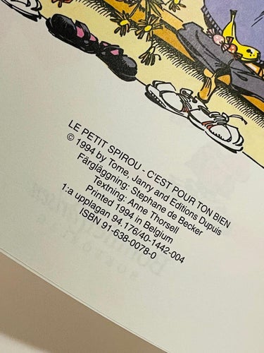 Hjälp , Hon Pussas  ! Första upplaga !