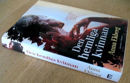 ANNA EKBERG: DEN HEMLIGA KVINNAN (Kartonage/Skyddsomslag)