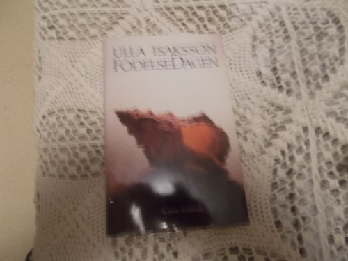 EN INBUNDEN BOK MED ULLA ISAKSSON FÖRDELSEDAGEN ROMAN BONNIERS