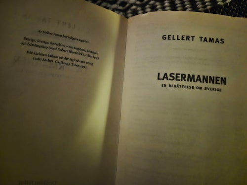 LASERMANNEN: EN BERÄTTELSE OM SVERIGE | POCKETBOK A 406 SIDOR.
