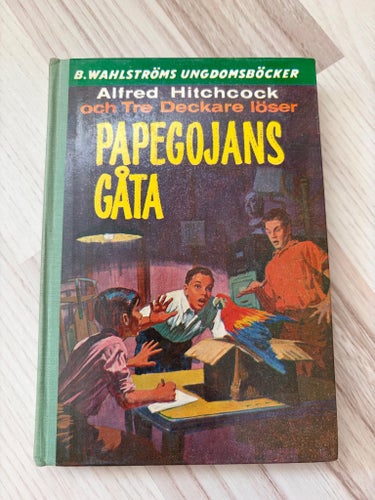 Tre deckare löser papegojans gåta