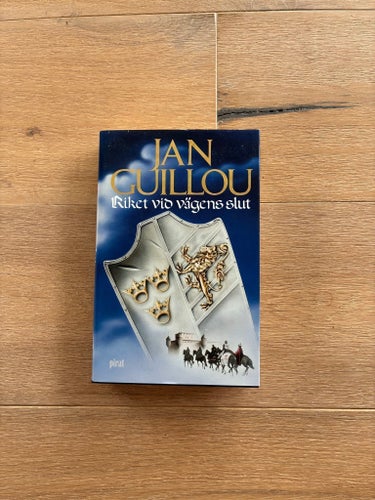 Inbundna böcker omTempelriddaren av Jan Guillou, + 3 st till