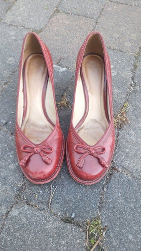 Sköna skor i rött läder, Clarks storlek 6 UK
