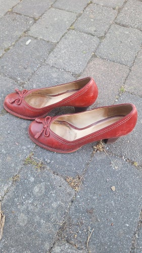 Sköna skor i rött läder, Clarks storlek 6 UK