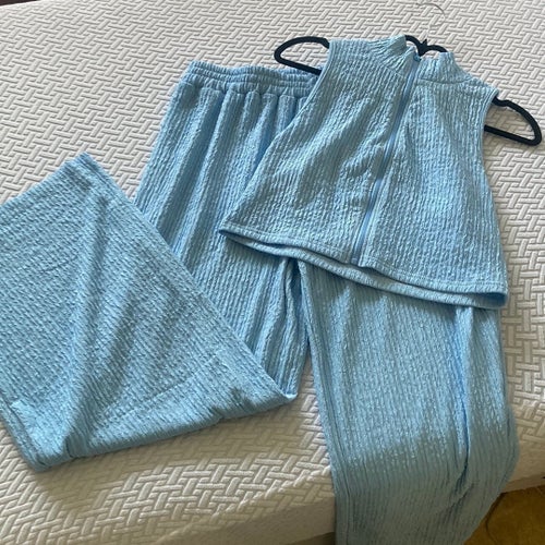 Ljusblått set med ärmlös topp och byxor