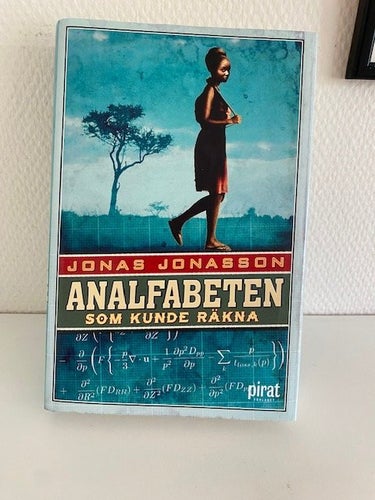 Analfabeten som kunde räkna av Jonas Jonasson, inbunden bok Piratförlaget 2013