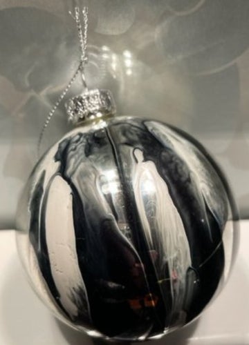 Julgranskula i silver med svartvitt mönster - NY