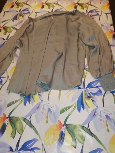 Khakifärgad blus