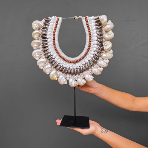 Halsband med iriserande skal, bruna skal, vita skal, röda pärlor 32x43 cm