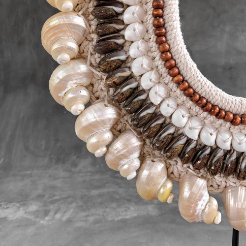 Halsband med iriserande skal, bruna skal, vita skal, röda pärlor 32x43 cm