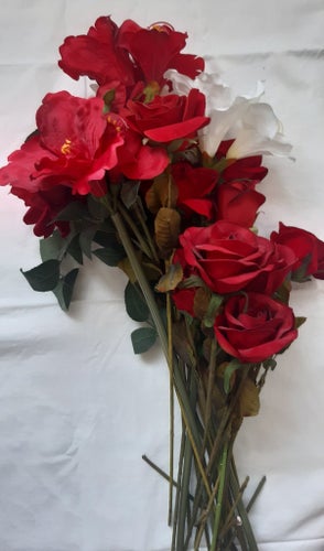 Konstlade blommor i rött och vitt.