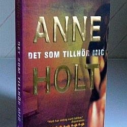 Anne Holt . Det som tillhör mig, pocket i fint skick . 2003