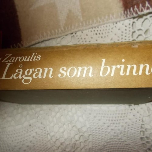 EN INBUNDEN BOK NANCY ZAROULIS