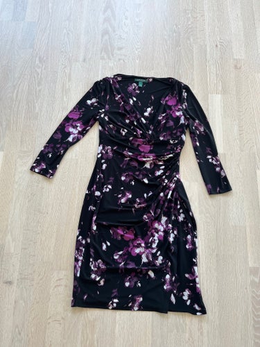 Fin Lauren Ralph Lauren svart, lila, vit klänning, storlek 4