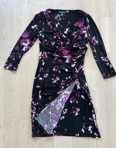 Fin Lauren Ralph Lauren svart, lila, vit klänning, storlek 4