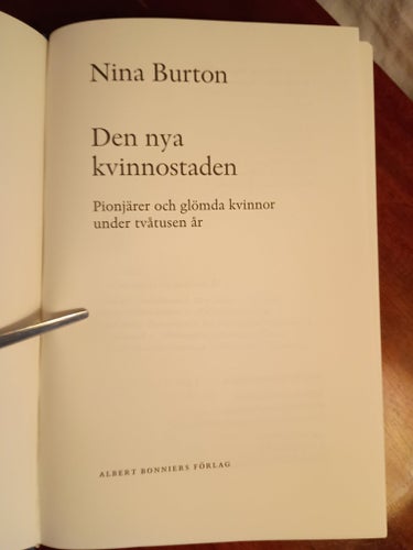 Den nya kvinnostaden av Nina Burton, 2005