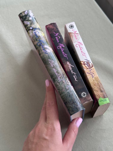 Nora Roberts - Blå dahlia, Svart ros, Röd lilja