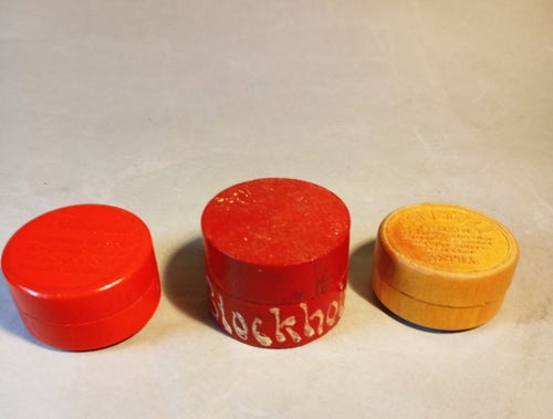 Tre gamla svarvade träaskar/pillerburkar. Bl a Sötinetter