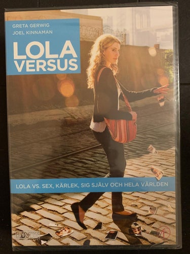 LOLA VERSUS. INPLASTAD DVD-KOMEDI 2012. UTGÅNGEN. OOP. GRETA GERWIG, J KINNAMAN