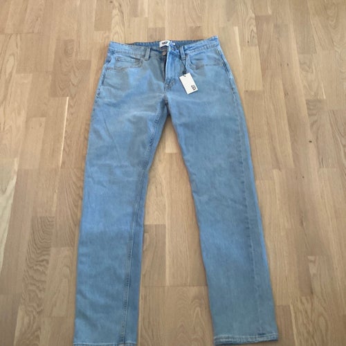 ljusblåa jeans nya med kapp kvar 32”32”