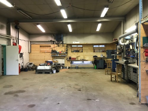 Verkstadsfastighet fd stor bilverkstad mellan Ljusdal och Ånge. Inhägnad sjötomt