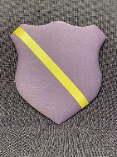 Märkestavla för simmärken/smycken Lavendel /Gul satin
